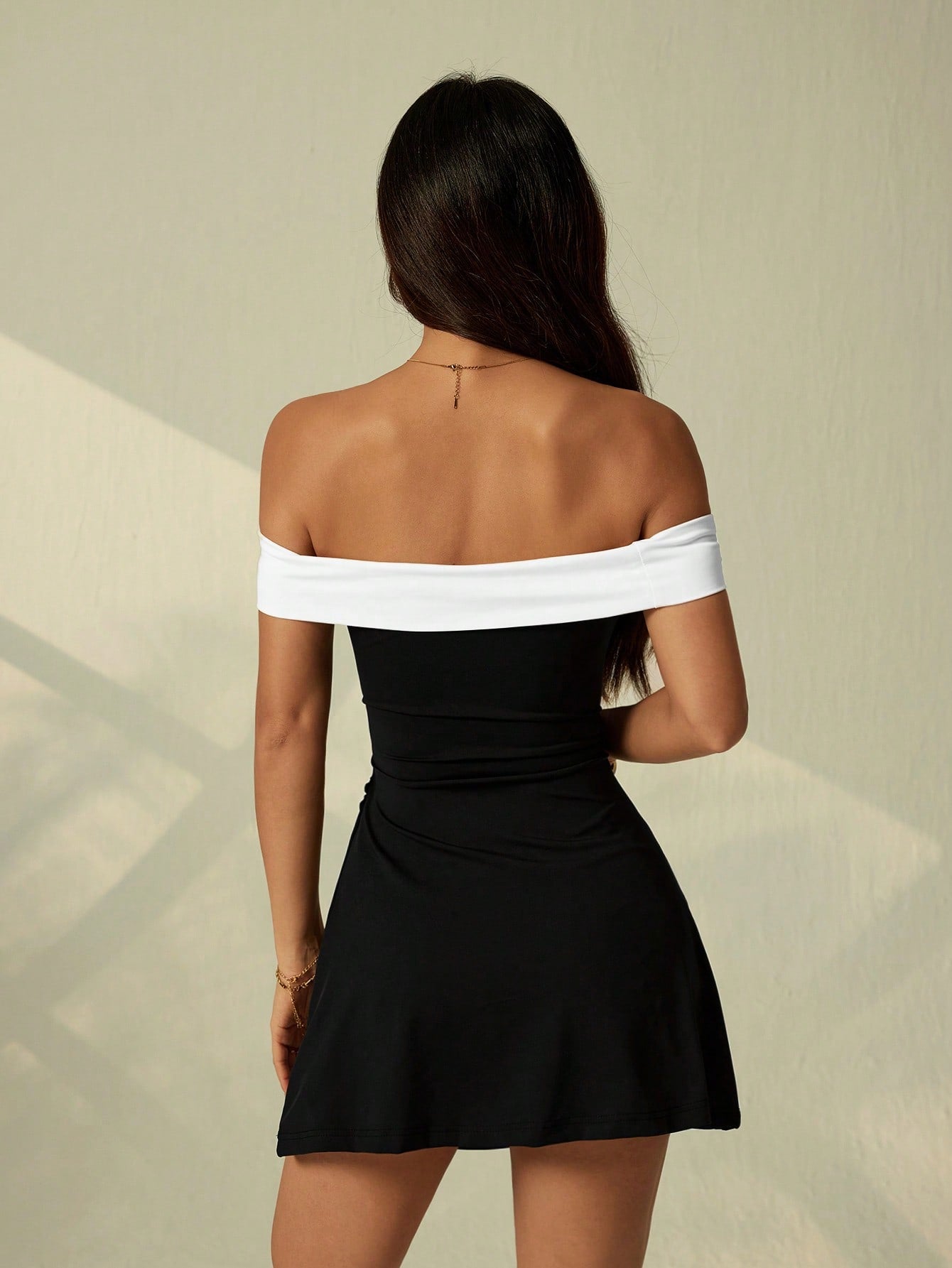 Women’s Off-Shoulder Colorblock Mini Dress, Fitted Silhouette, Suitable for Going Out and Party Wear