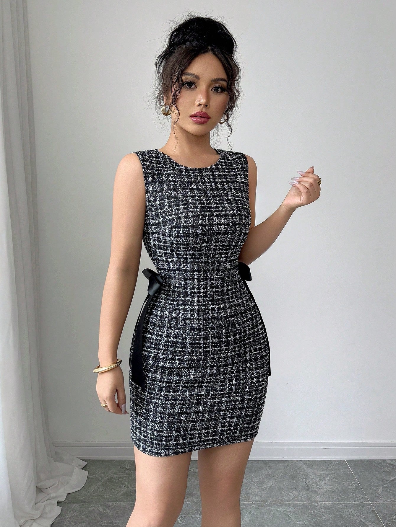 Women’s Woven Fabric Midi Dress, Sleeveless Round Neck Design with Waist Detail, 1 Piece, For Office and Commuting Wear